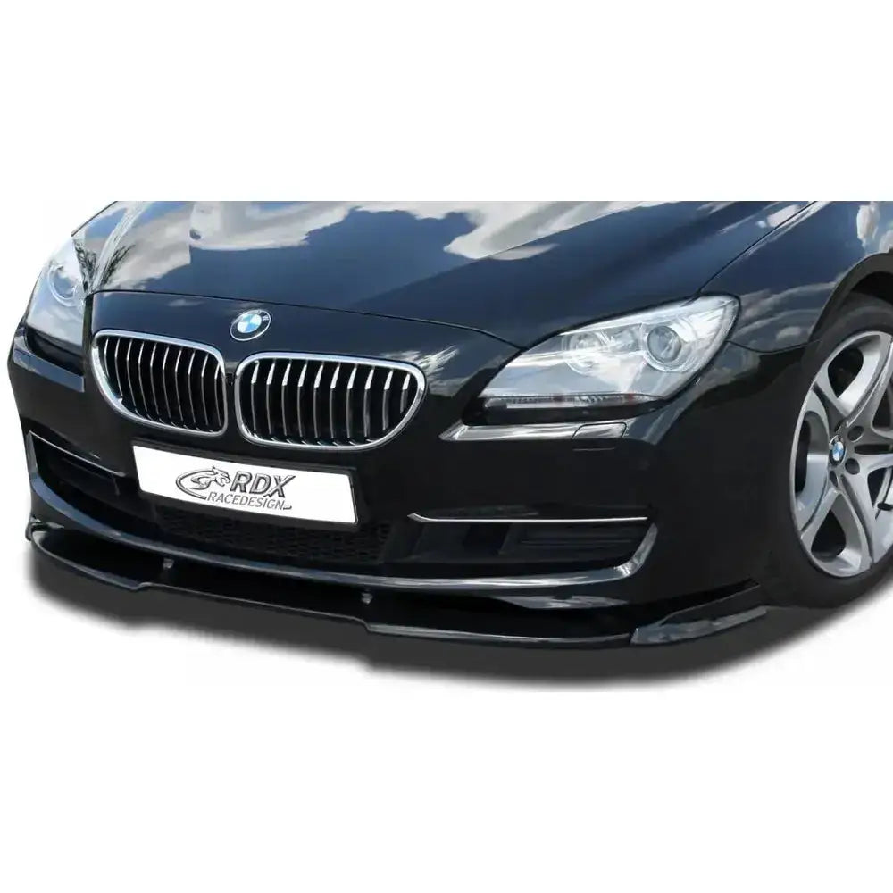 Frontspoiler til BMW 6 F12/F13 i sort glanset utførelse montert under støtfanger, sett skrått forfra.