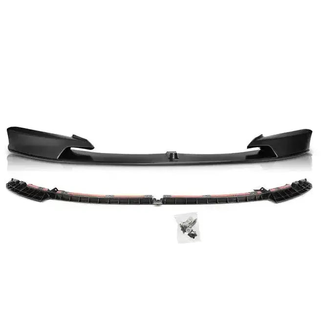 Front splitter BMW F30/F31 M Performance svart med monteringsdeler og teip på hvitt underlag.