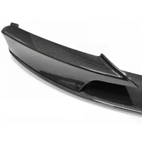 Front splitter til BMW F30/F31 M Performance i karbonlook, nærbilde av strukturert og glanset overflate.