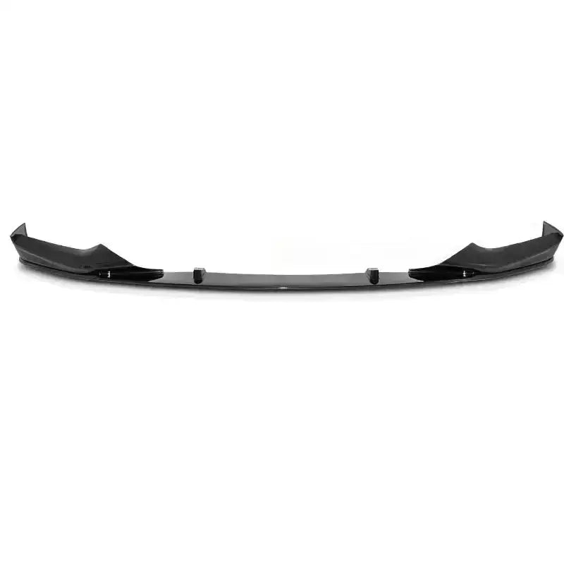 Frontspoiler til BMW G30 G31 17- i glossy svart, avlang med opphøyde ender og små utstikk, sett ovenfra.