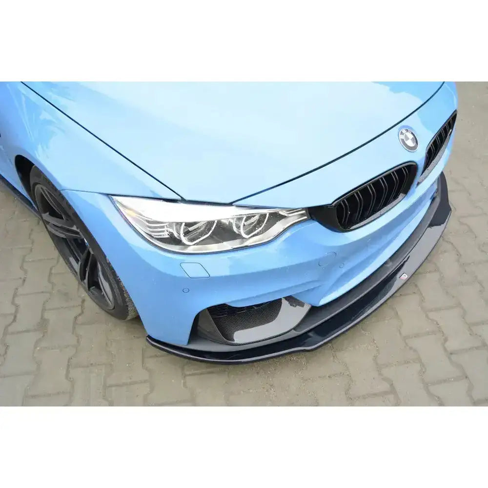 Front lip på BMW M4 F82 med svart glans frontspoiler, synlige frontlykter og markerte felger.