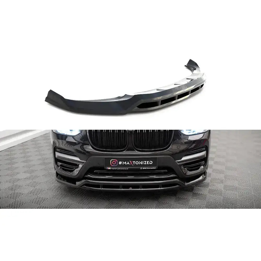 Frontspoiler til BMW X3 G01 i sort plast, vist separat og montert på bil fra skrå vinkel foran.