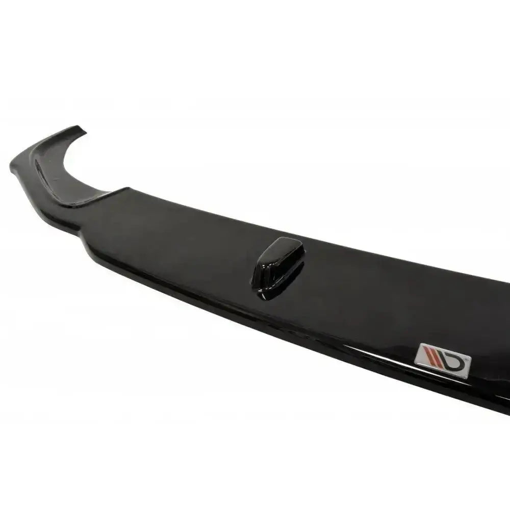 Front lip til BMW X4 M-Pack i svart, glanset materiale med logo og markert forhøyning.