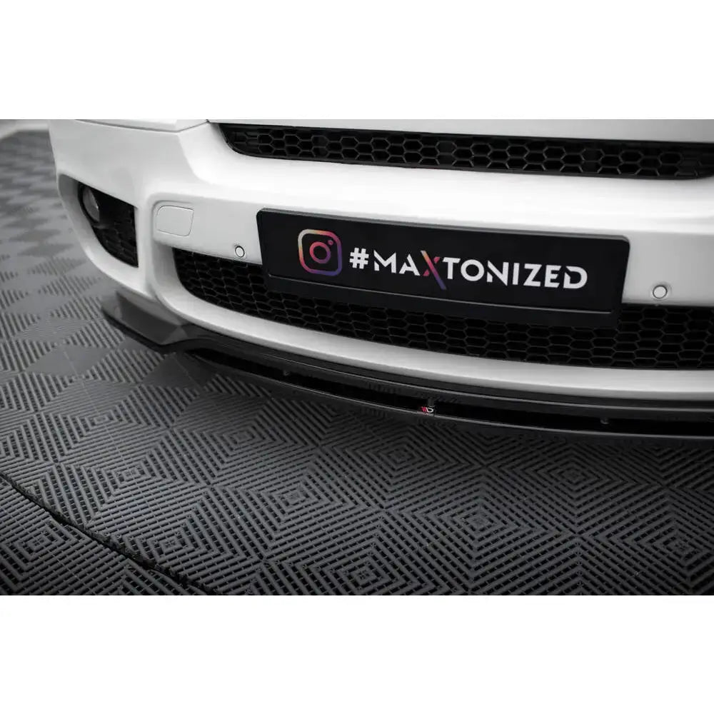 Front splitter på BMW X5 E70 Facelift M-Pack med sort luftinntak og sort frontleppe, sett fra skrå vinkel.