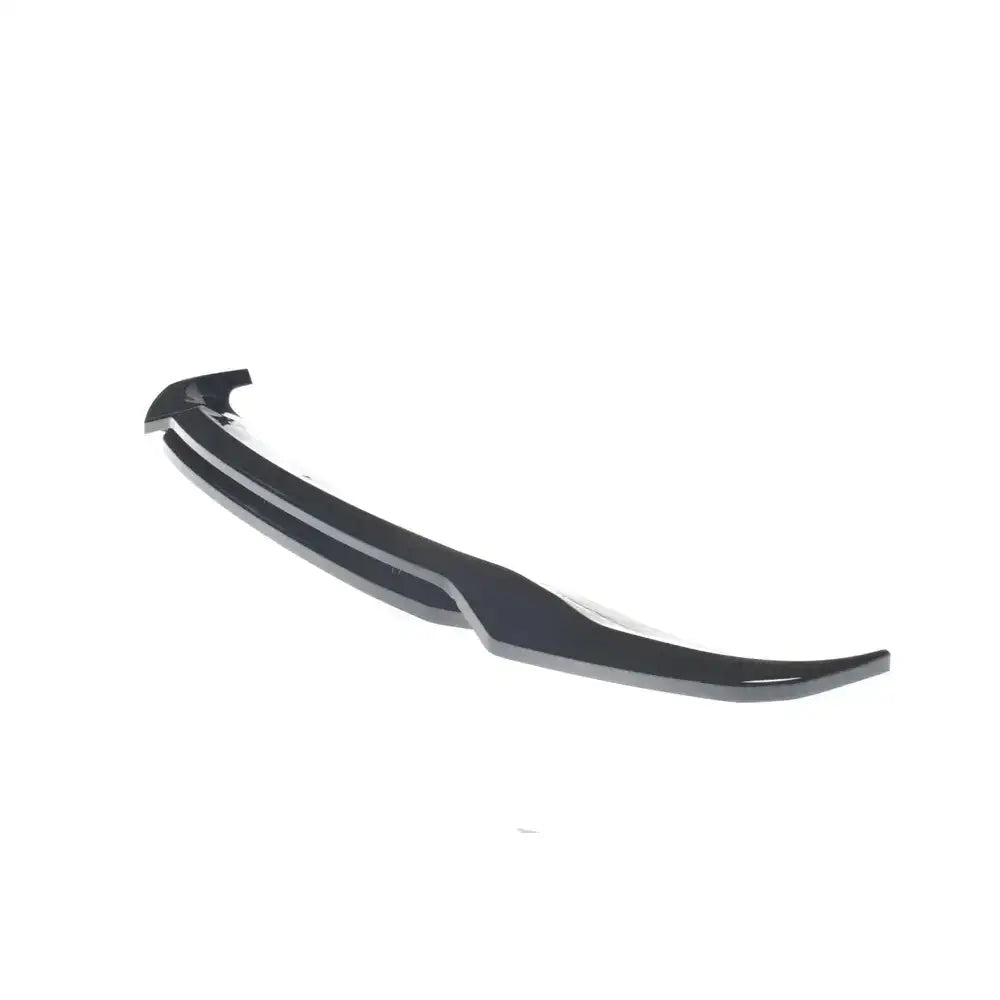 Frontspoiler til BMW X5 G05 M-Pack, svart og buet med glinsende overflate, sett skrått ovenfra.