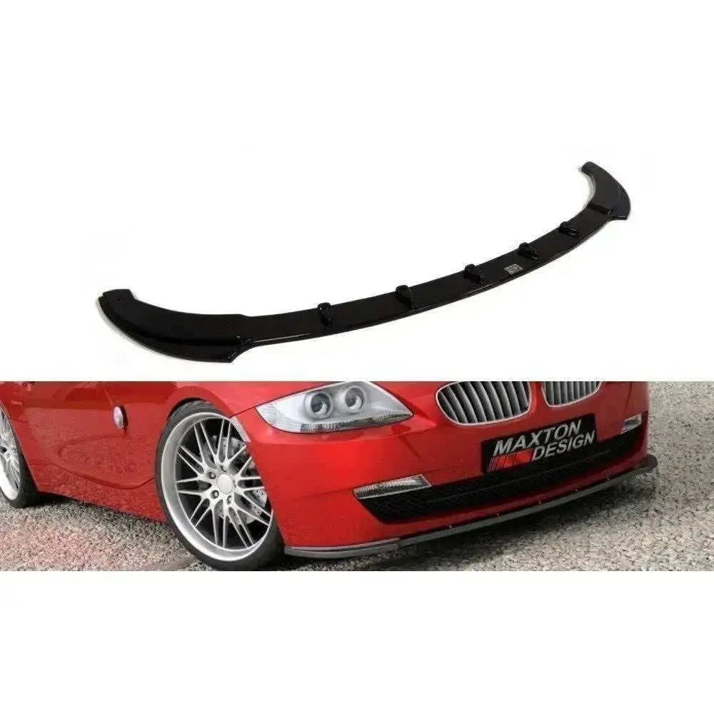 Frontspoiler til BMW Z4 E85/E86 facelift, sort plast med buet form, vist separat og montert på rød bil.