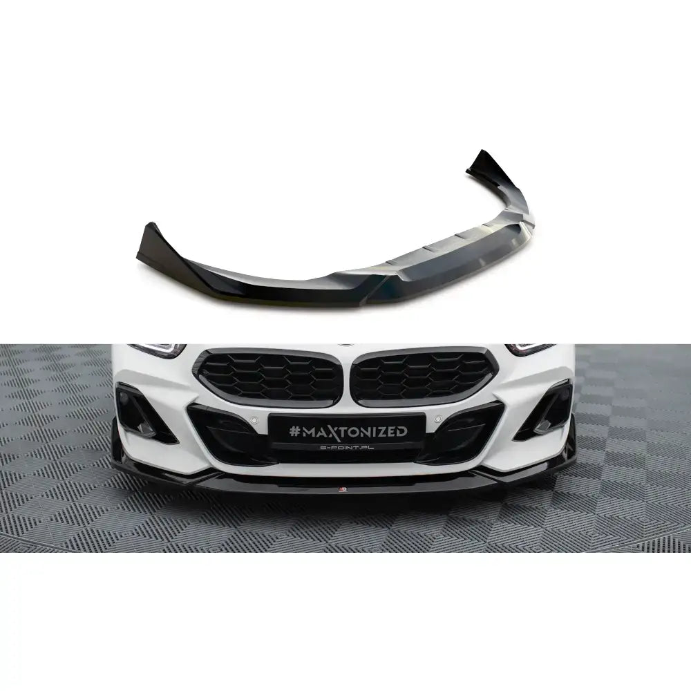 Frontspoiler til BMW Z4 M40i G29 Facelift, blank sort plast vist montert på hvit bil forfra.