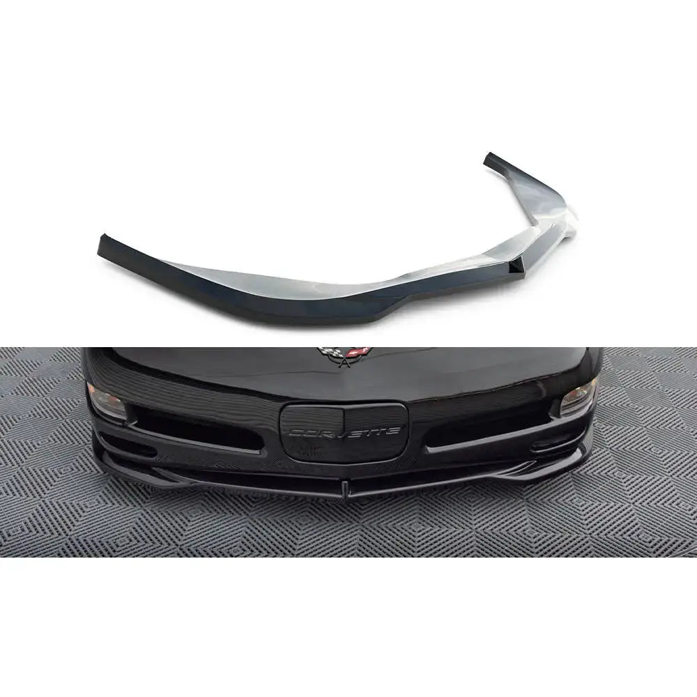 Frontspoiler til Chevrolet Corvette C5 i sort hardplast, vist separat og montert på svart bil forfra.