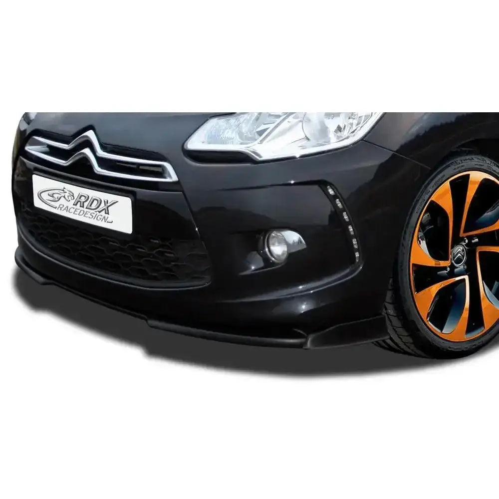 Frontspoiler Citroen DS3 10-16 montert på bil, sett forfra med oransje og svarte felger.