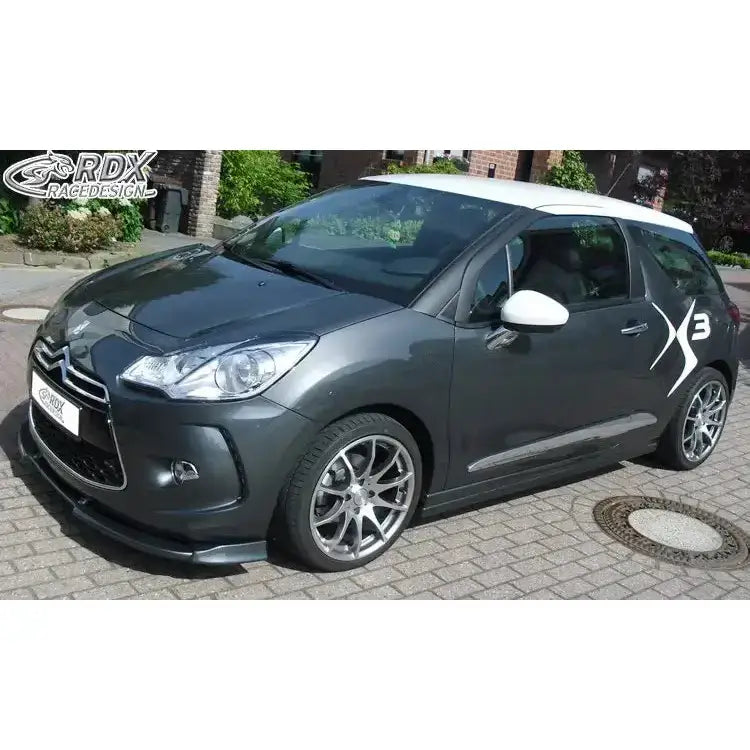 Frontspoiler på Citroen DS3 10-16, grå bil med hvitt tak, aluminiumsfelger og dekorativt klistremerke.