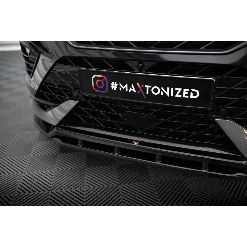 Front lip på Cupra Ateca Mk1 Facelift, matt sort spoiler foran grill med #MAXTONIZED-skilt.