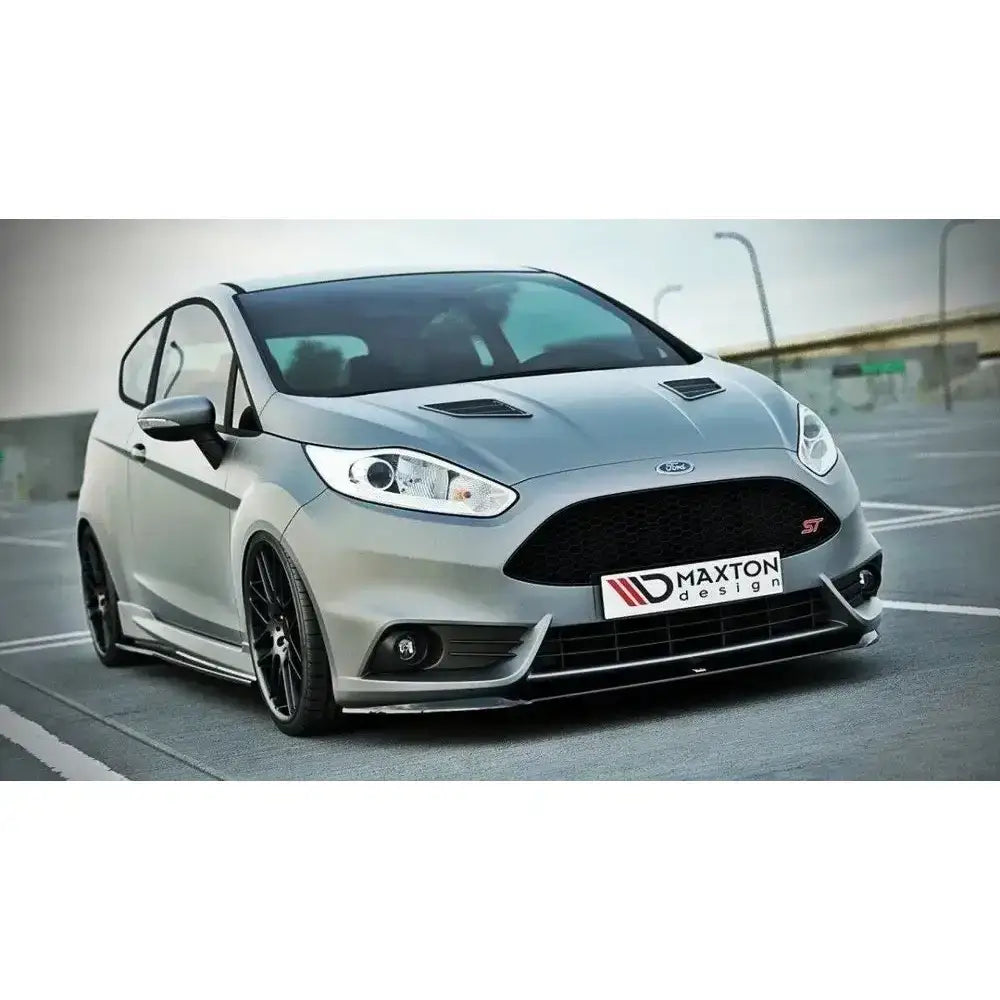 Frontleppe på sølvfarget Ford Fiesta Mk7 St Facelift med sorte felger og Maxton design-skilt.