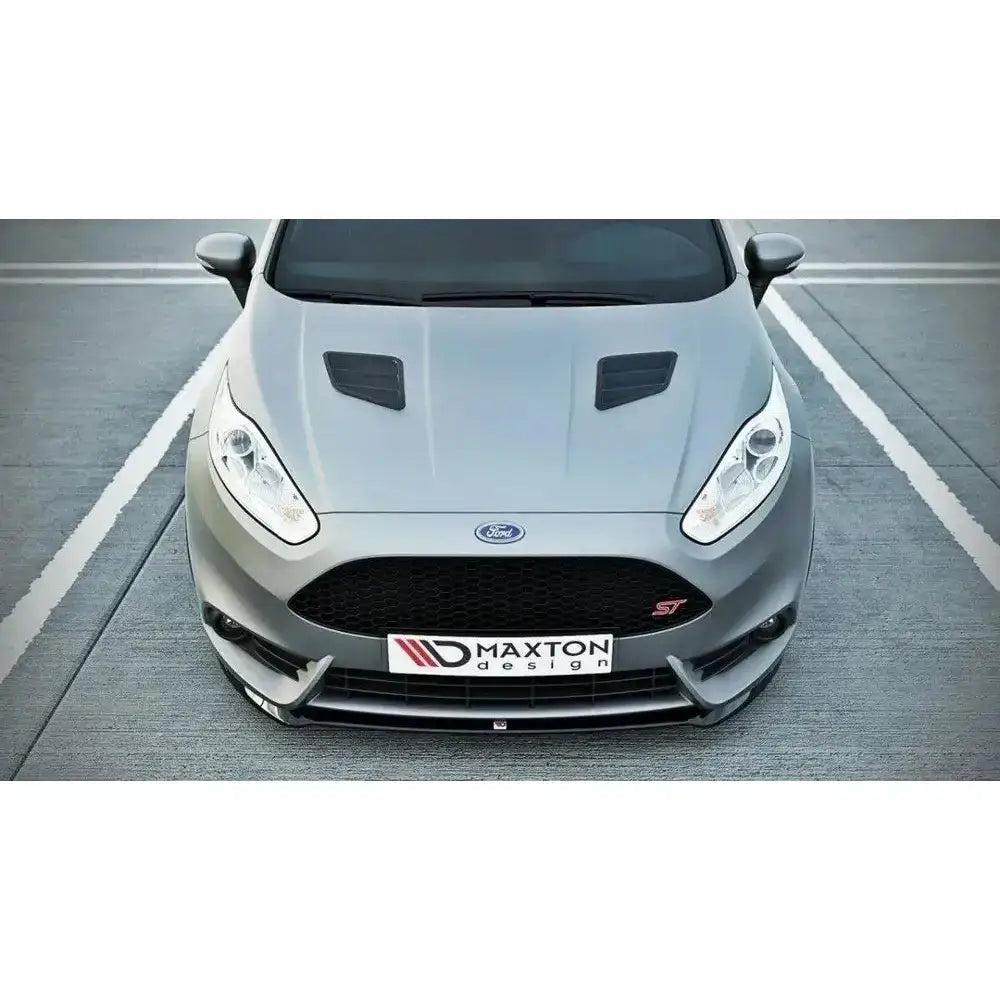 Front splitter på Ford Fiesta Mk7 ST Facelift V.3 med svarte luftinntak og Maxton Design-logo.
