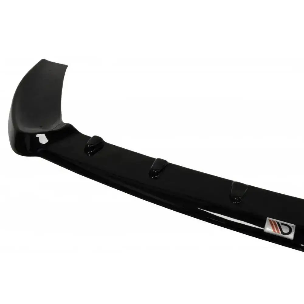 Frontspoiler til Ford Fiesta Mk7 ST Facelift V.3 i sort glanset plast med metall-logo, sett fra skrå vinkel.