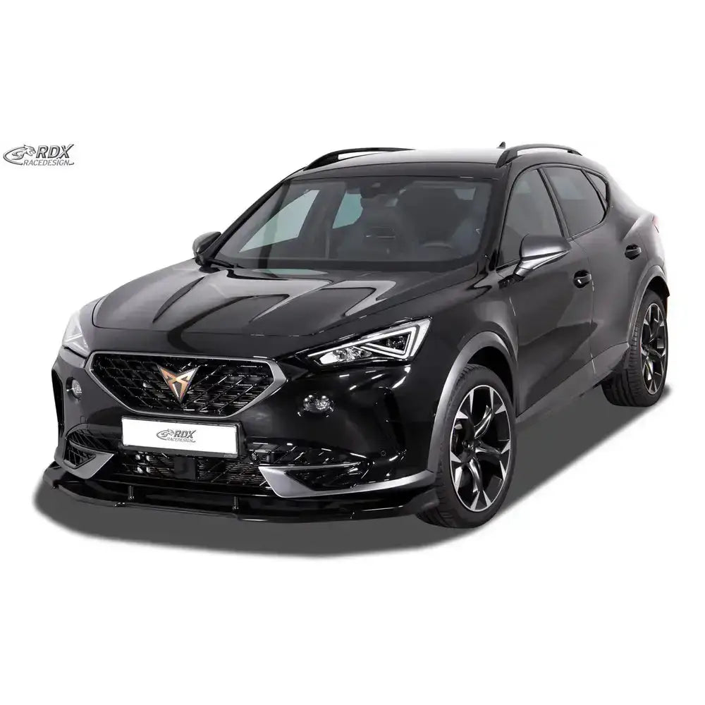Frontleppe på svart Cupra Formentor SUV med markante LED-lykter og sportslig design mot hvit bakgrunn.