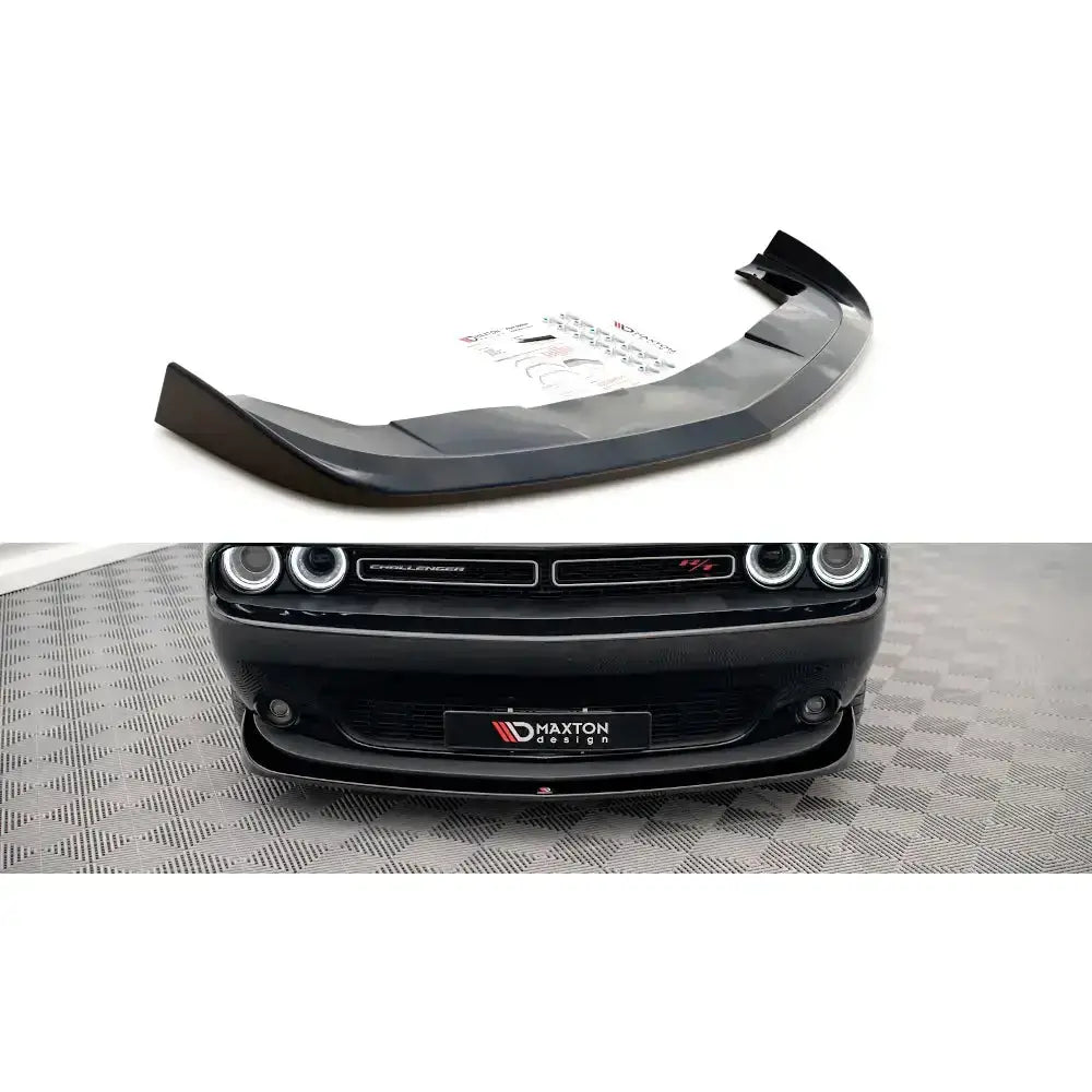 Frontspoiler til Dodge Challenger RT Mk3 Facelift 14-, sort plast, montert på bil med monteringsanvisninger.