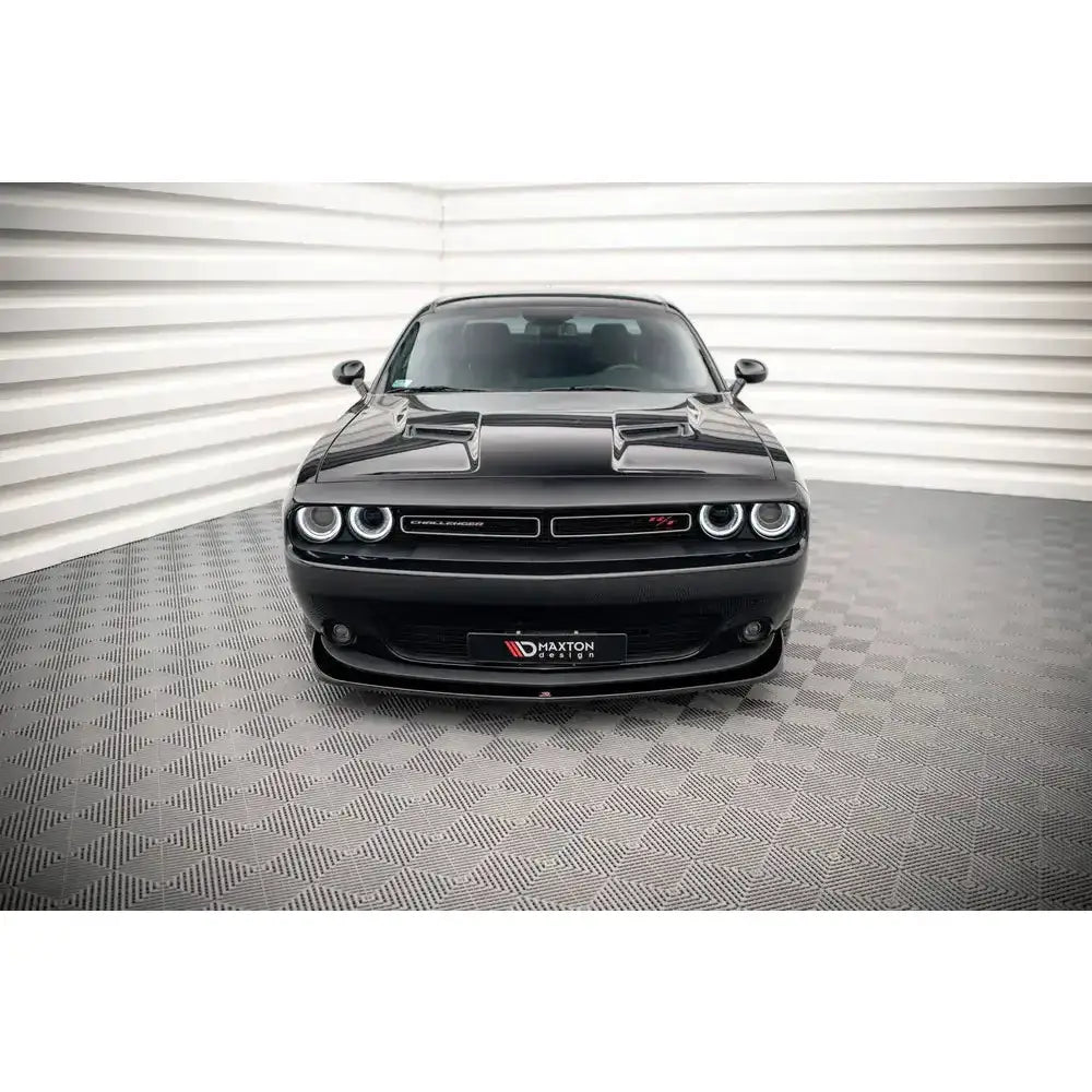 Spoiler på Dodge Challenger RT Mk3 Facelift 14-, sort bil sett forfra med luftinntak og runde frontlykter.