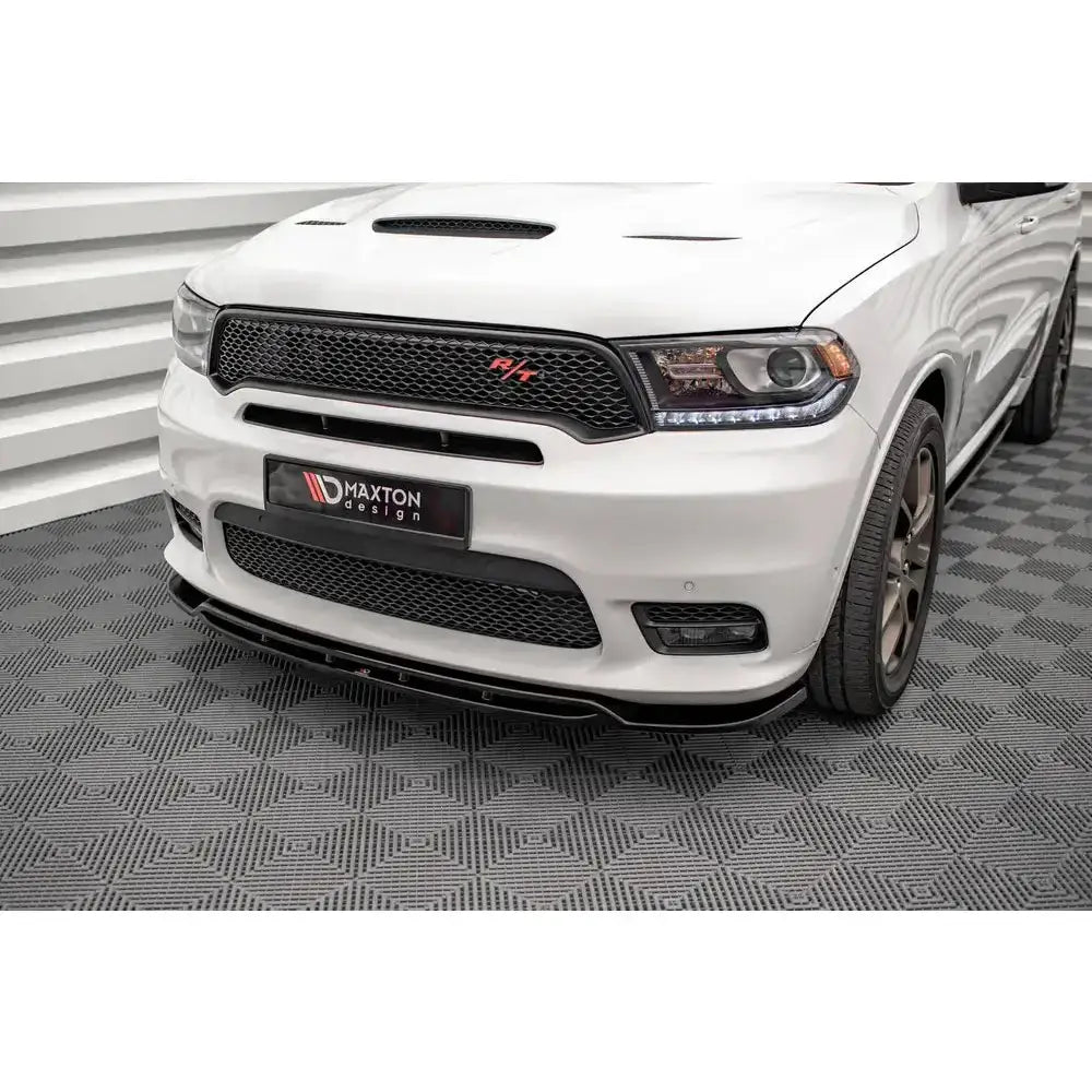 Frontleppe på Dodge Durango RT Mk3 med sort spoiler, svart grill og rød R/T-logo sett forfra.