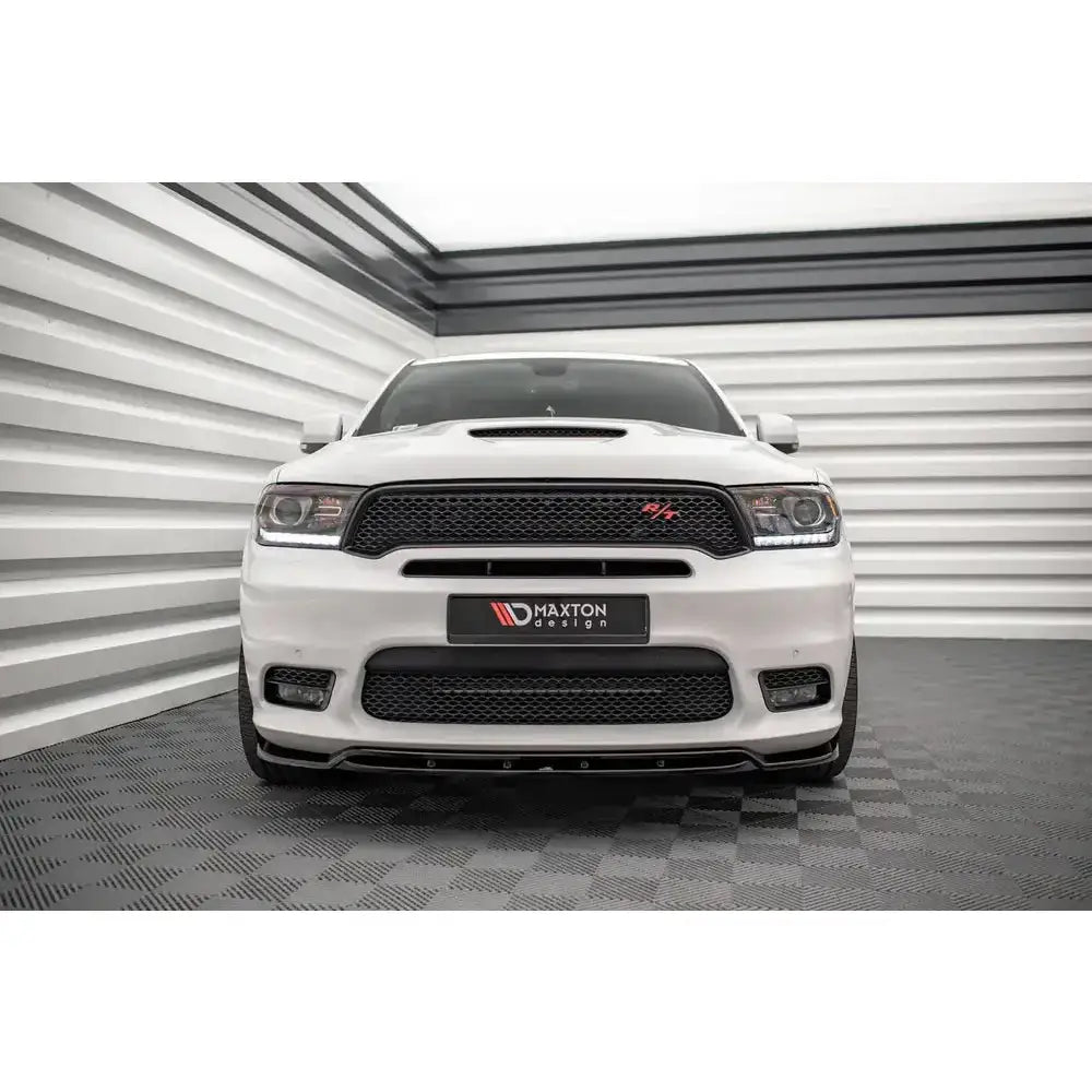 Spoiler til Dodge Durango RT Mk3 11-, hvit SUV sett forfra med svart grill og Maxton Design-logo.