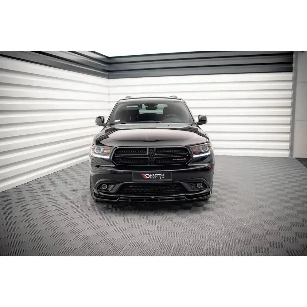 Frontleppe på Dodge Durango RT Mk3 14-18 SUV sett forfra med svart grill og markante frontlykter.