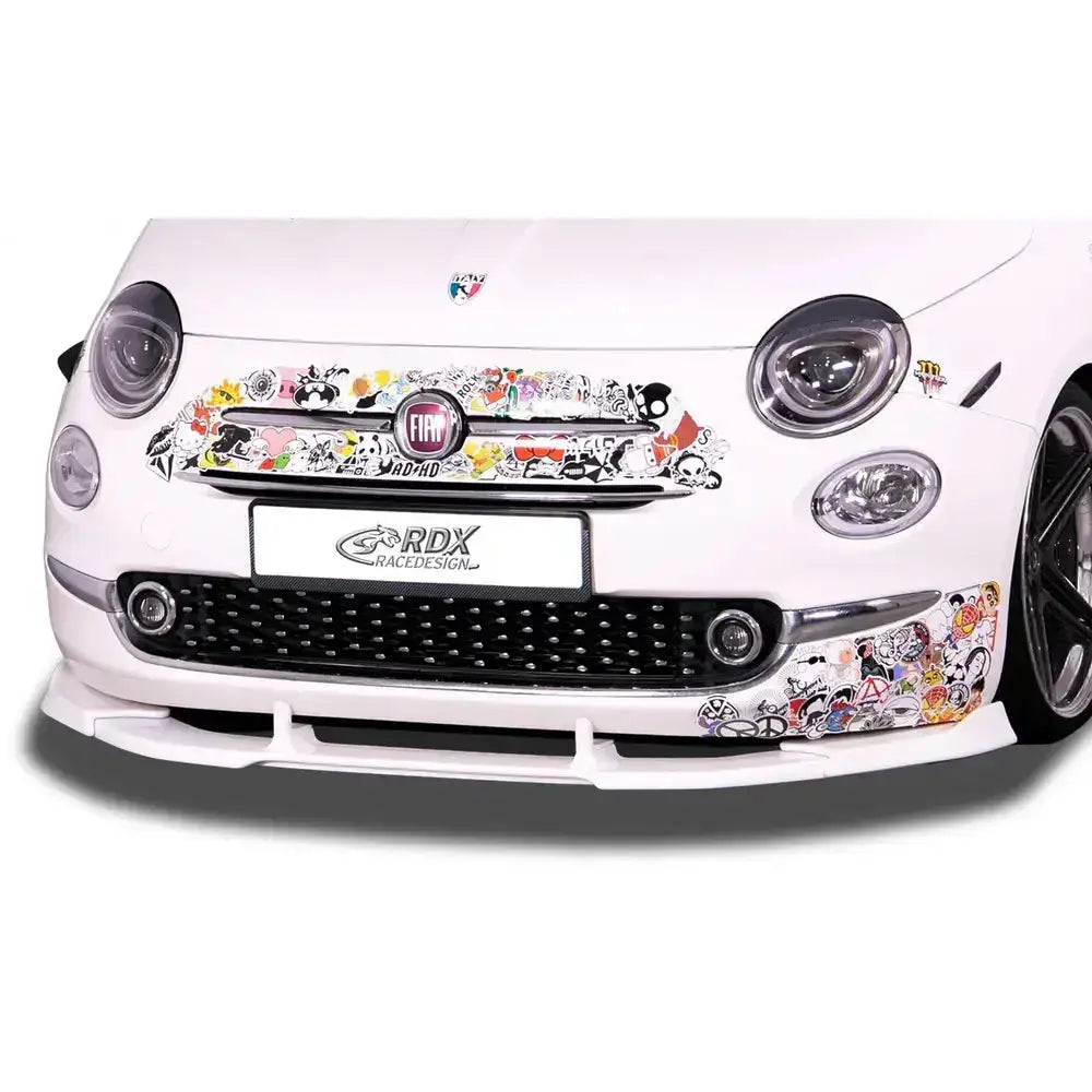 Frontspoiler på hvit Fiat 500 med fargerike tegneserieklistremerker sett rett forfra.