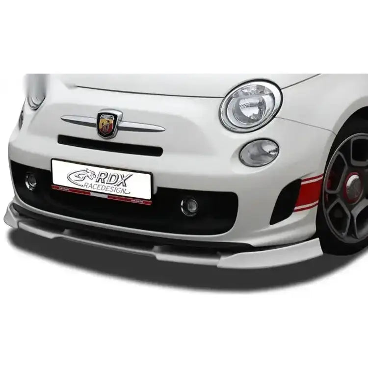 Frontspoiler på hvit Fiat 500 Abarth med svart spoiler, Abarth-emblem og røde dekorstriper.