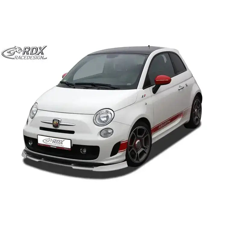 Frontleppe på hvit Fiat 500 Abarth sett fra høyre front med sorte og røde detaljer og rød dekorstripe.