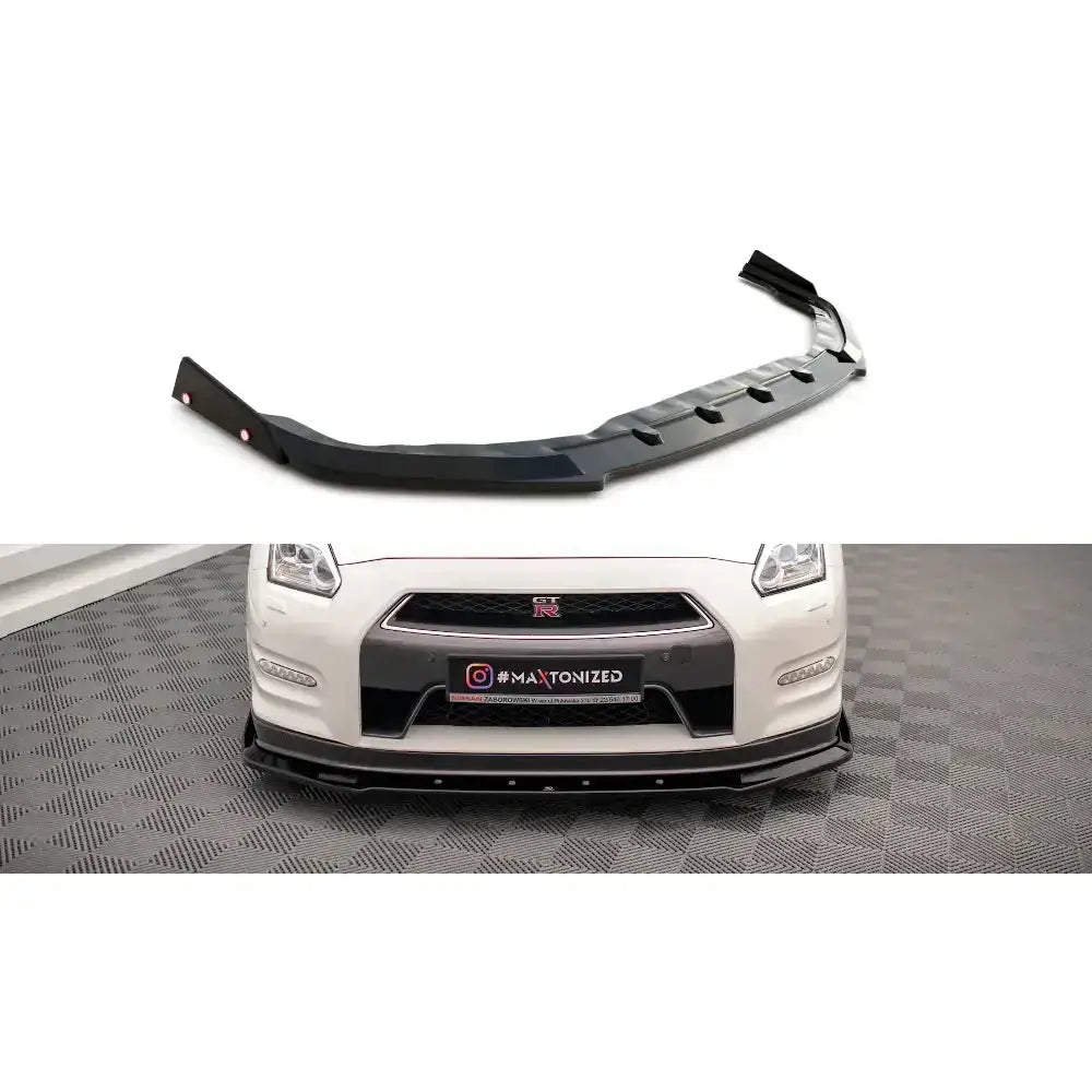 Frontspoiler Nissan GTR R35 Facelift 11-16 i svart plast med flaps, montert på hvit sportsbil forfra.