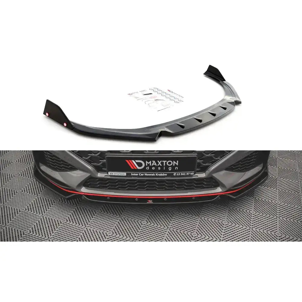 Frontleppe til Hyundai I30 N Mk3 Facelift, svart plast med rød stripe, vist med monteringsutstyr.