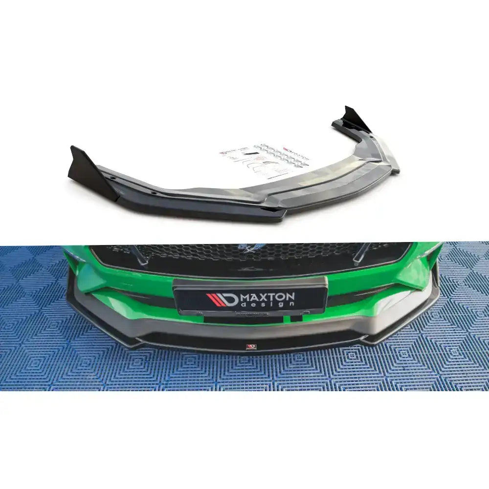 Frontspoiler Ford Mustang GT MK6 Facelift V.2 i sort plast, vist løst og montert på grønn bil forfra.