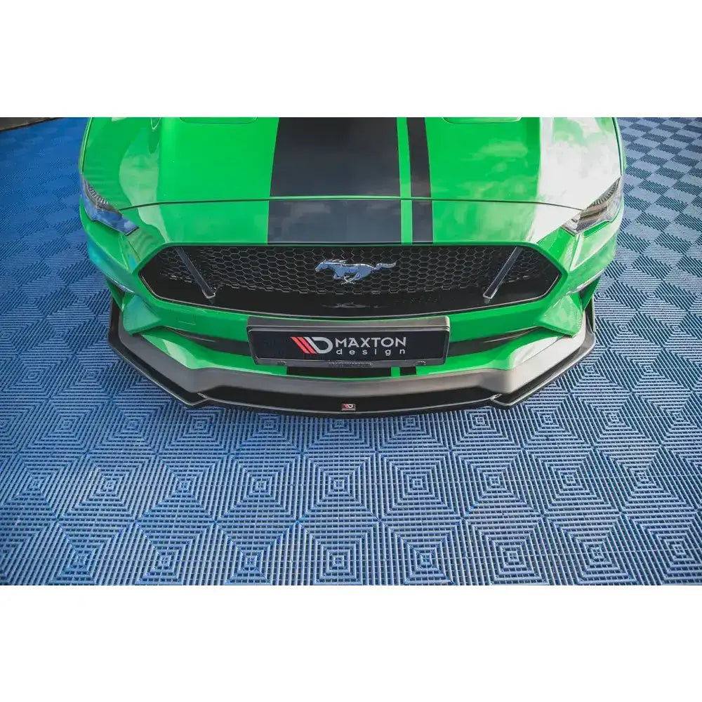 Front lip på Ford Mustang GT MK6 Facelift med svarte striper og markant frontsplitter, sett forfra.