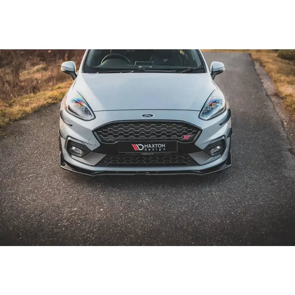 Spoiler på Ford Fiesta ST med sort frontspoiler, sølvfarget karosseri og Maxton Design-logo foran.
