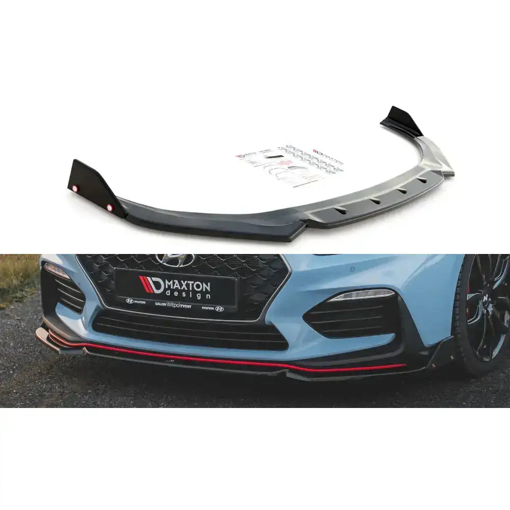 Frontspoiler Hyundai I30 N Mk3 V.6 i sort plast med røde detaljer og vinklede ender, montert på bil.