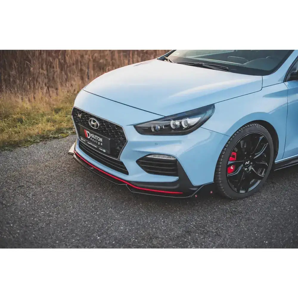 Front splitter på Hyundai I30 N Mk3 med sorte felger, rød detalj og synlige røde bremsekalipere.