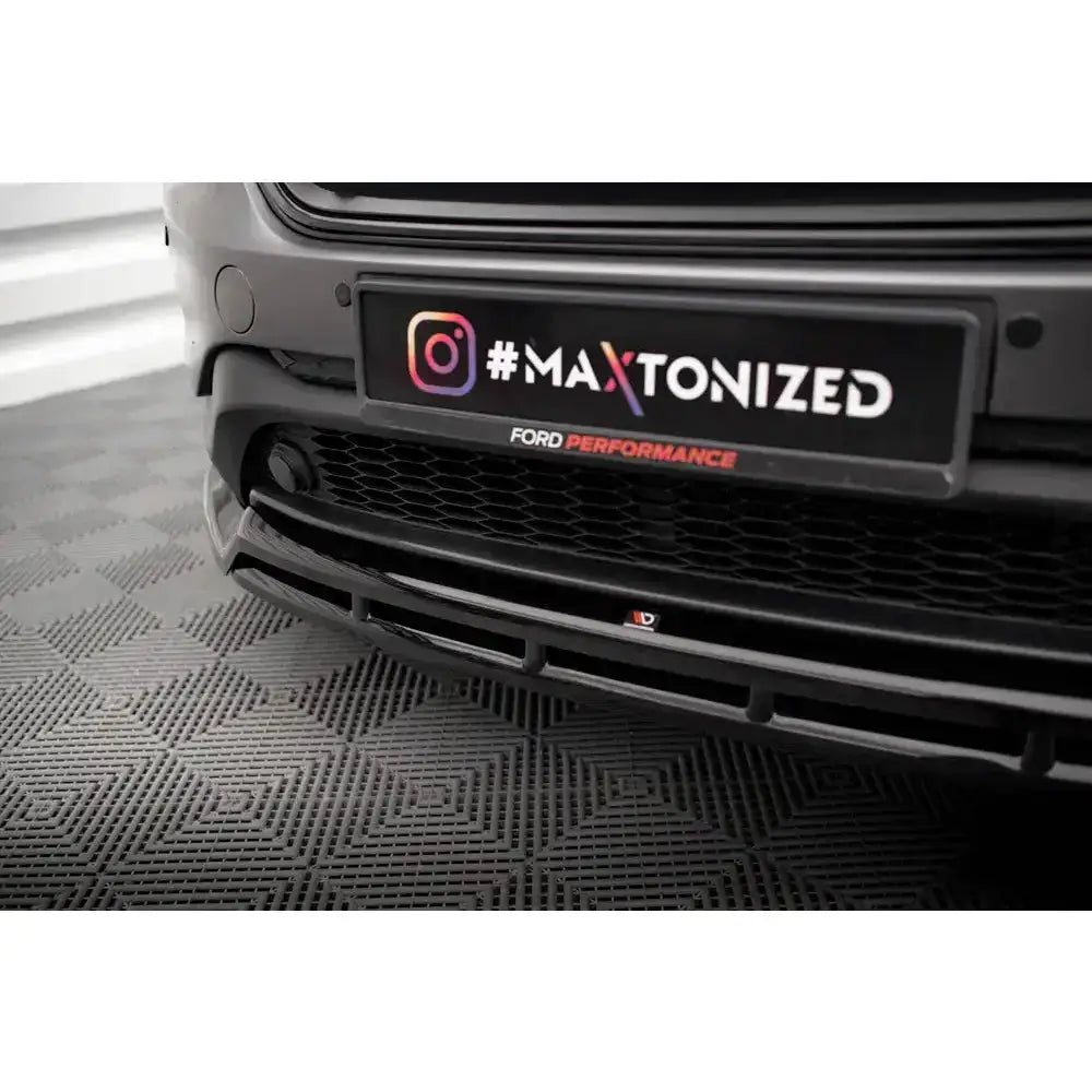 Front lip til Ford Edge Mk2, sort plastspoiler med diskret logo sett forfra og nedenfra på bilfront.