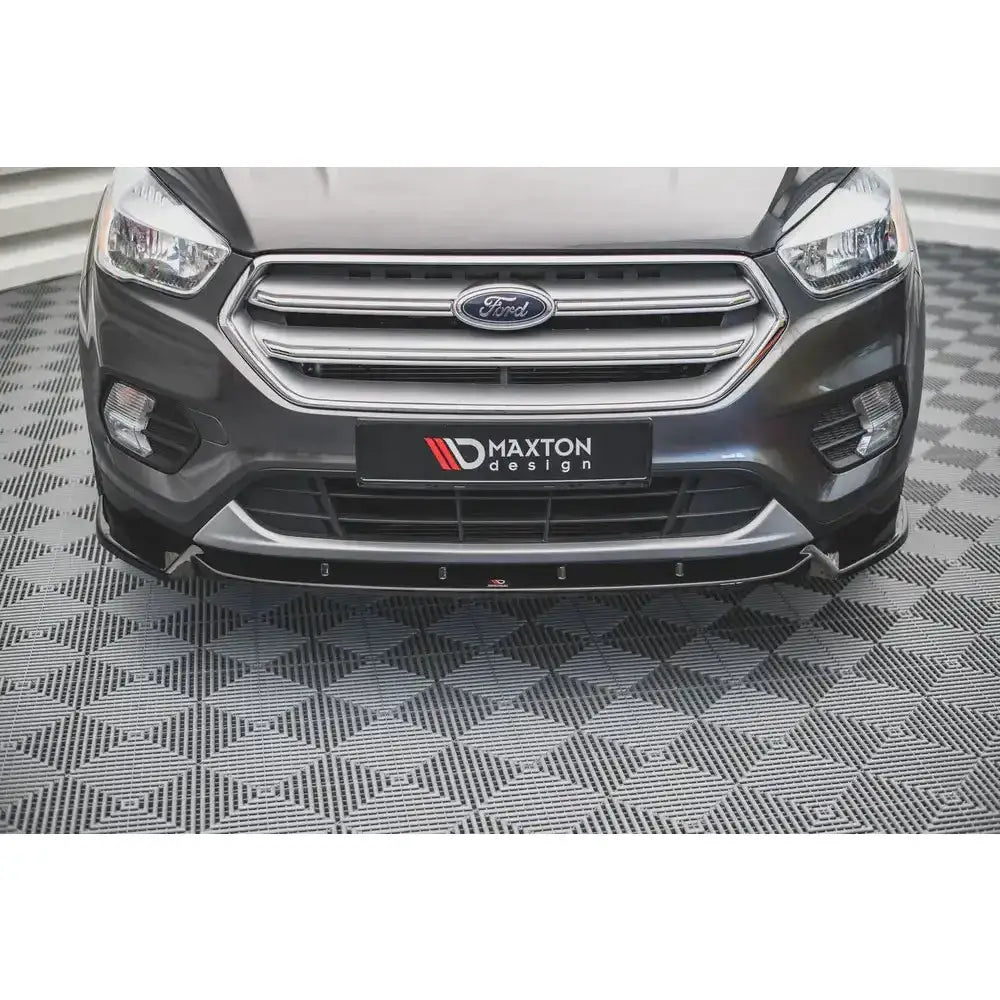 Spoiler til Ford Escape Mk3 12-19, sort med Maxton Design-logo, montert under sølvfarget grill.