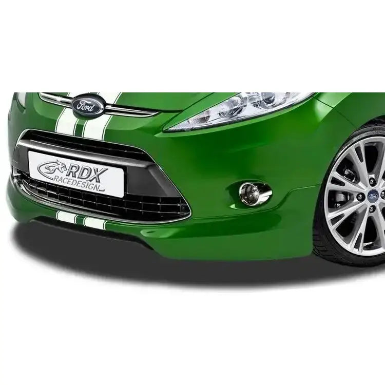 Frontspoiler på grønn Ford Fiesta MK6 08-13 med hvite striper, synlig grill og tåkelys.