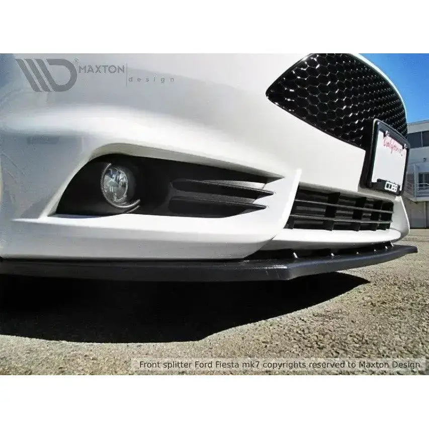 Front lip til Ford Fiesta Mk7 St Facelift 2013-2016, nærbilde av hvit frontfanger med sort splitter.