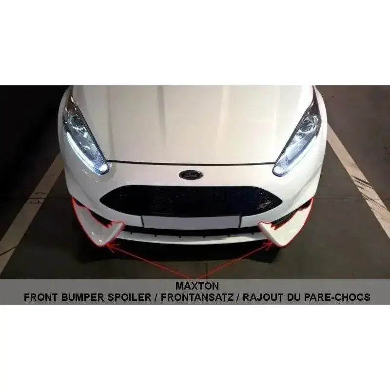 Front splitter på hvit Ford Fiesta Mk7 ST Facelift 2013-2016 med røde detaljer og tente frontlykter.
