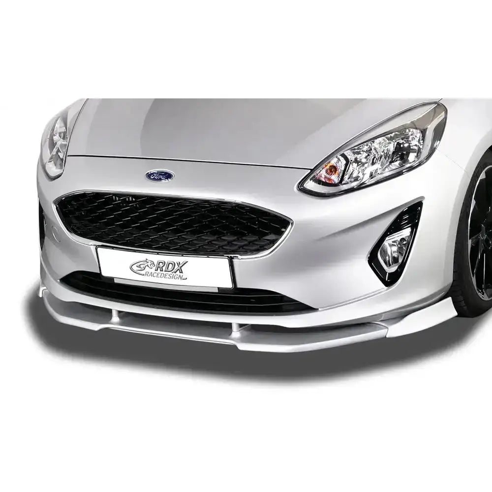 Frontspoiler Ford Fiesta MK8 18- sølvfarget, sett forfra med sort grill og matchende spoiler.
