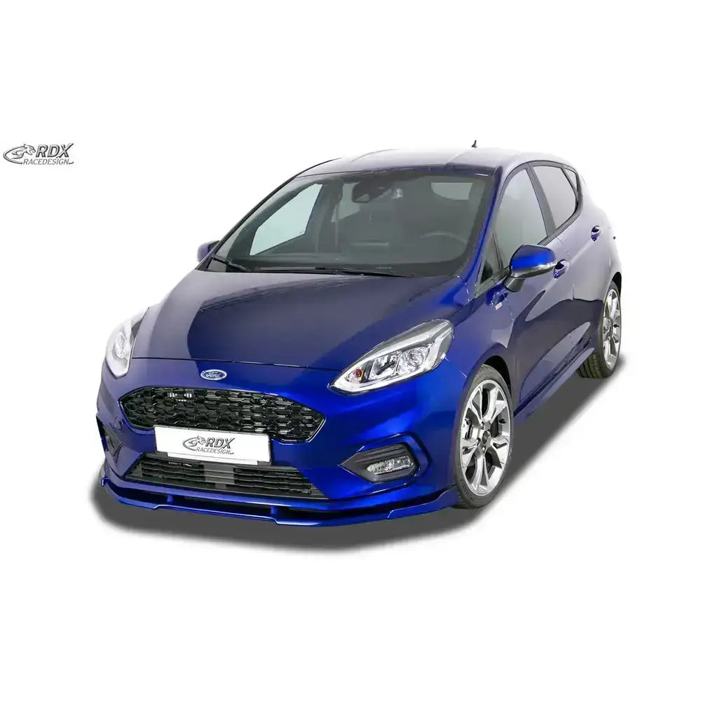 Frontleppe til Ford Fiesta MK8 ST-Line, blå bil med svarte detaljer og blanke felger på hvit bakgrunn.