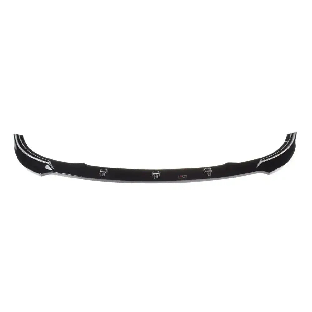 Front lip til Ford Fiesta VI ST, sort plastspoiler med sølvdetaljer, sett forfra mot hvit bakgrunn.