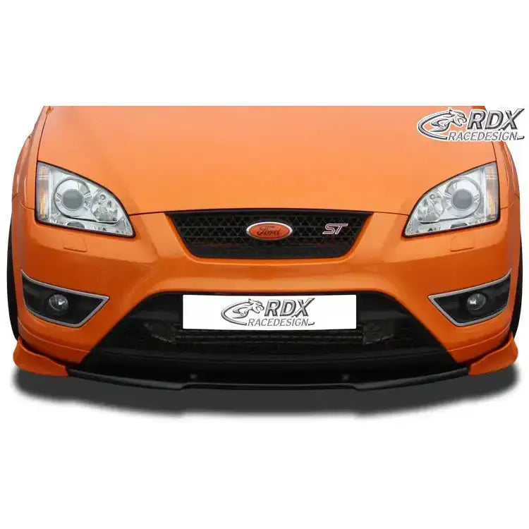Spoiler på oransje Ford Focus 2 ST 2008, sett forfra med svart frontsplitter og sportslig grill.