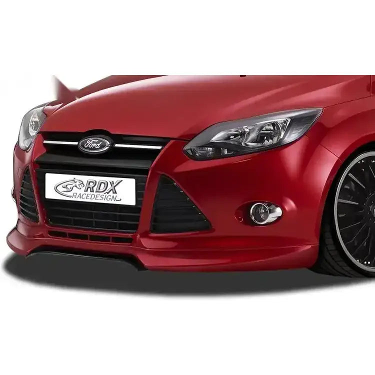 Frontspoiler Ford Focus 3 11-17 med matte svarte detaljer, synlig på rød bil sett skrått forfra.