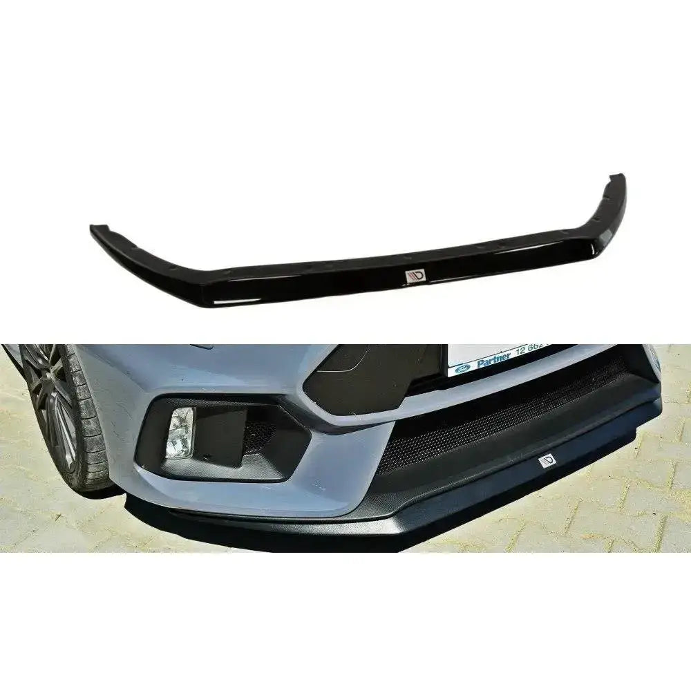 Frontspoiler til Ford Focus 3 Rs V.1 i sort plast, vist separat og montert på bil med logo-emblem.
