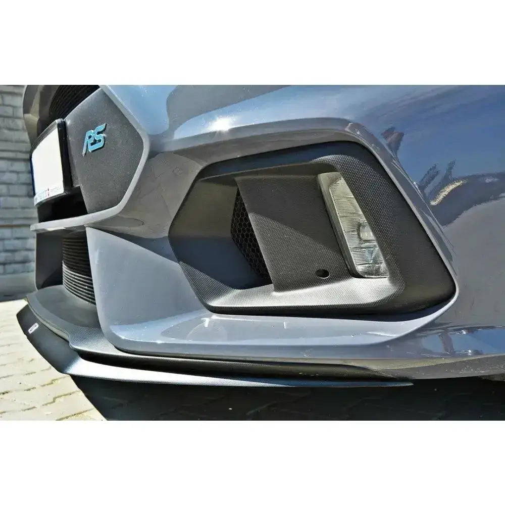 Front lip på Ford Focus 3 Rs V.1, grå front med blått RS-emblem og svarte detaljer rundt tåkelys.