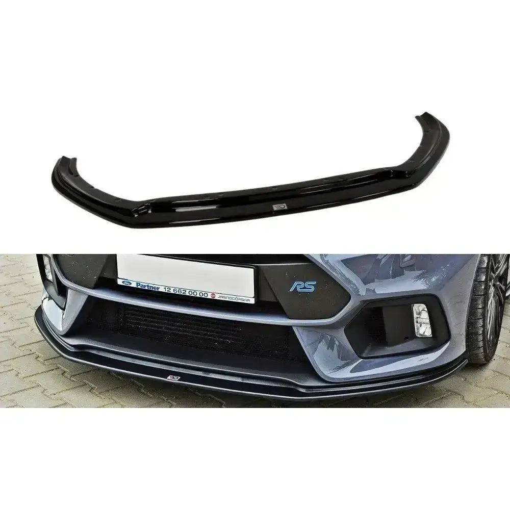 Frontspoiler til Ford Focus 3 Rs V.3, blank svart plast, vist separat og montert på bil forfra.