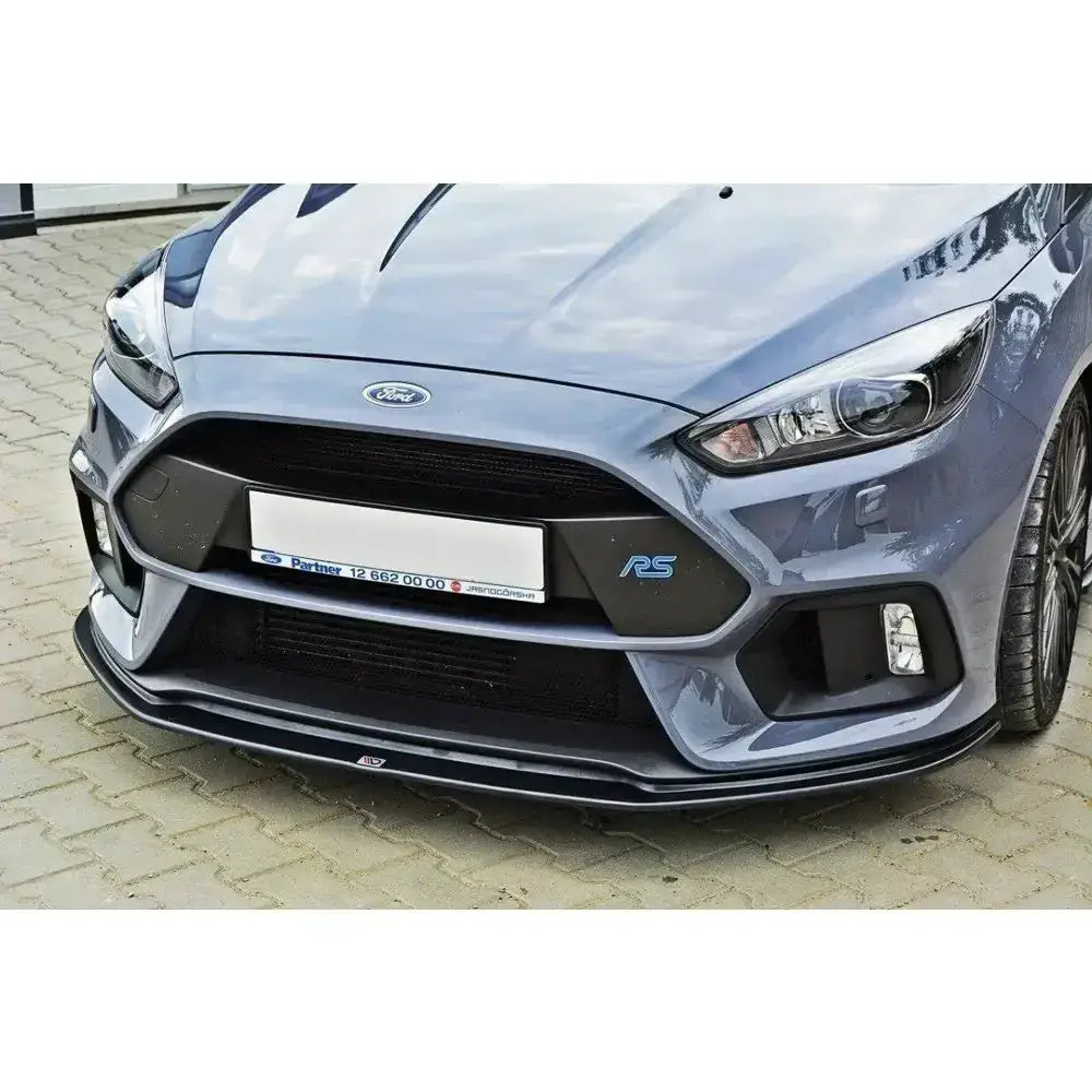 Frontleppe til Ford Focus 3 RS V.3 i blank svart plast med synlig RS-logo og detaljer på støtfangeren.