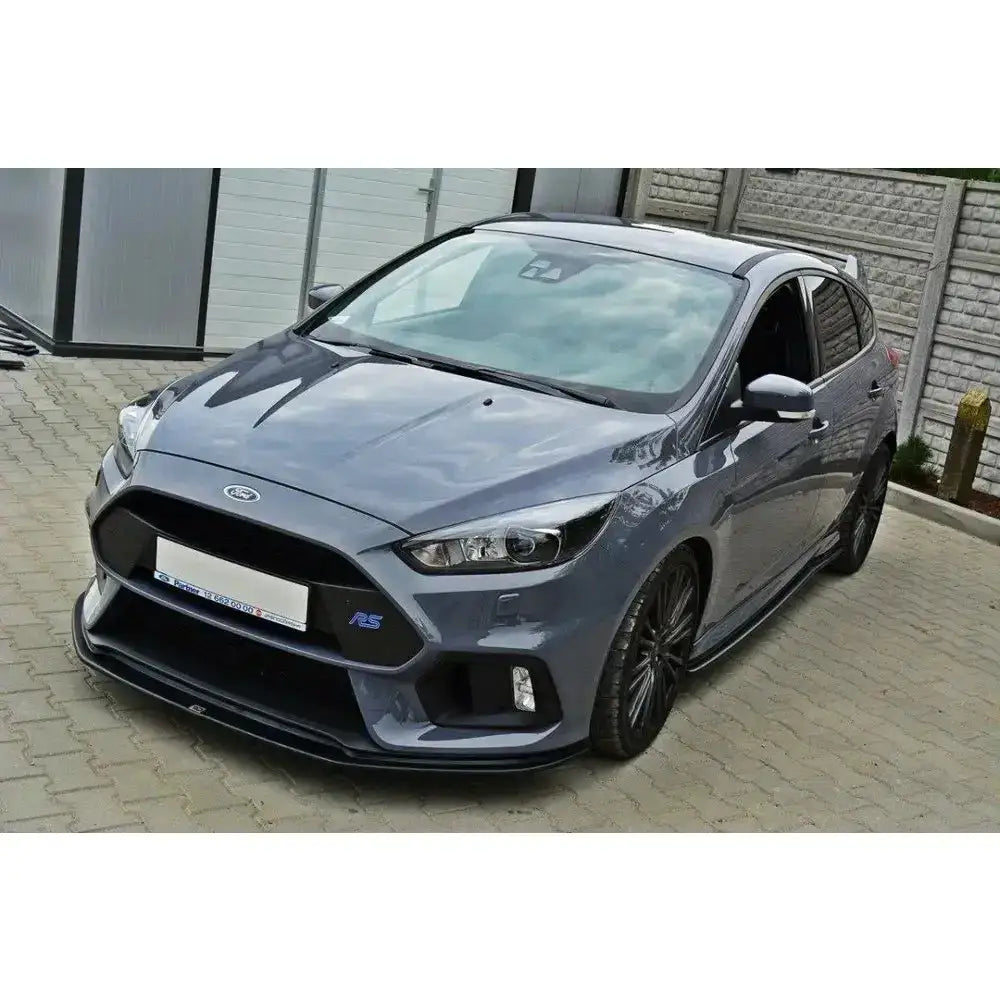 Front splitter på Ford Focus 3 RS V.3 med sort grill, RS-merke og store felger, sett skrått forfra.
