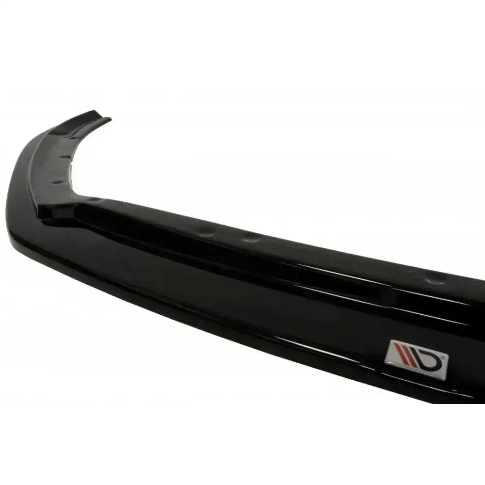 Frontspoiler til Ford Focus 3 Rs V.3 i sort plast, blank finish og liten logo, fotografert skrått.